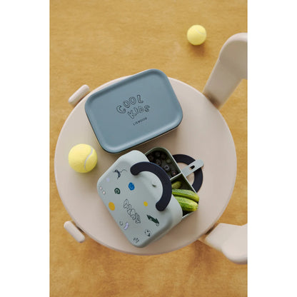 Elara faltbare lunchbox aus metall in staubigem türkis mit coolem kids design und schwarzem griff