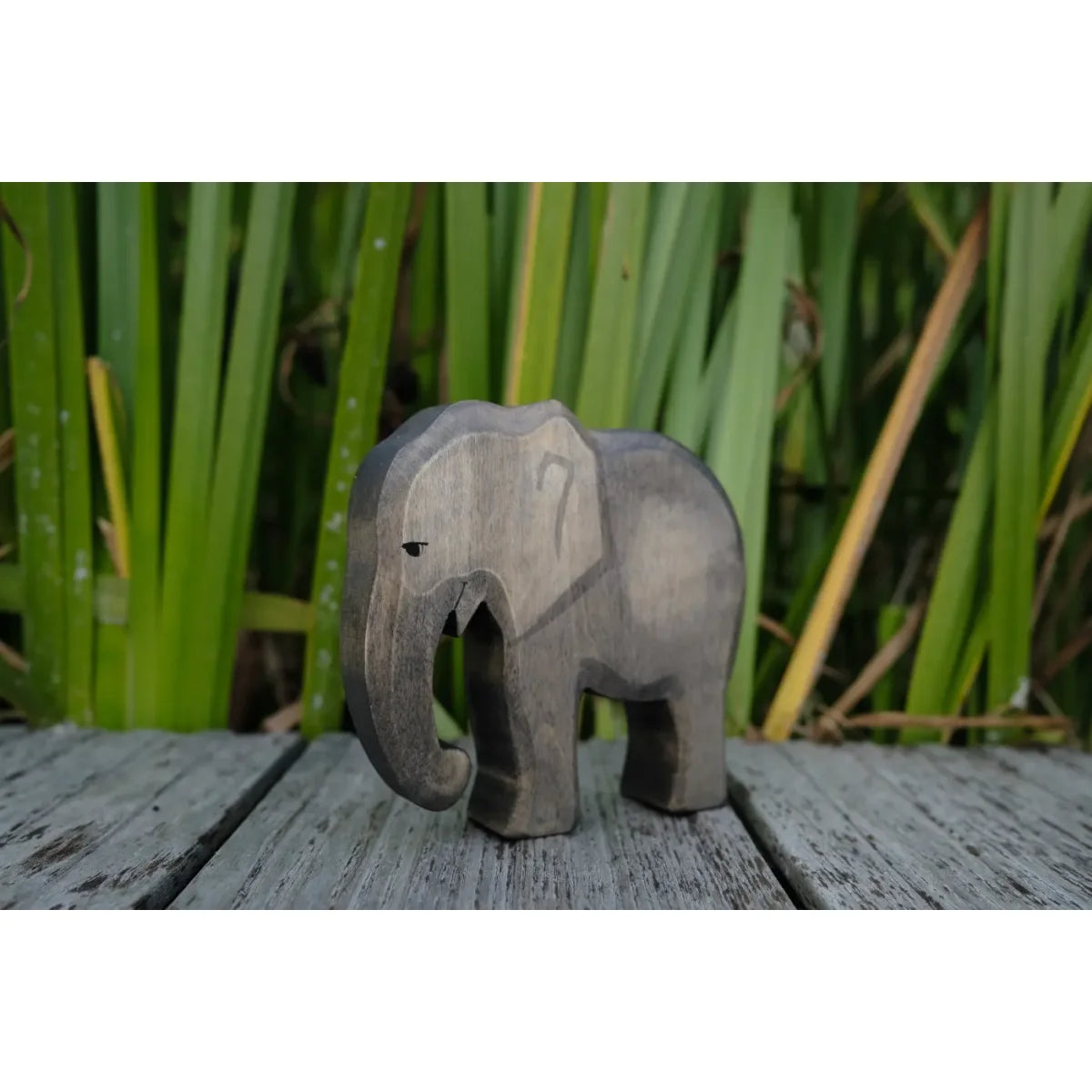 Handgeschnitzte Elefantenfigurine aus Holz mit dunklem, verwittertem Finish