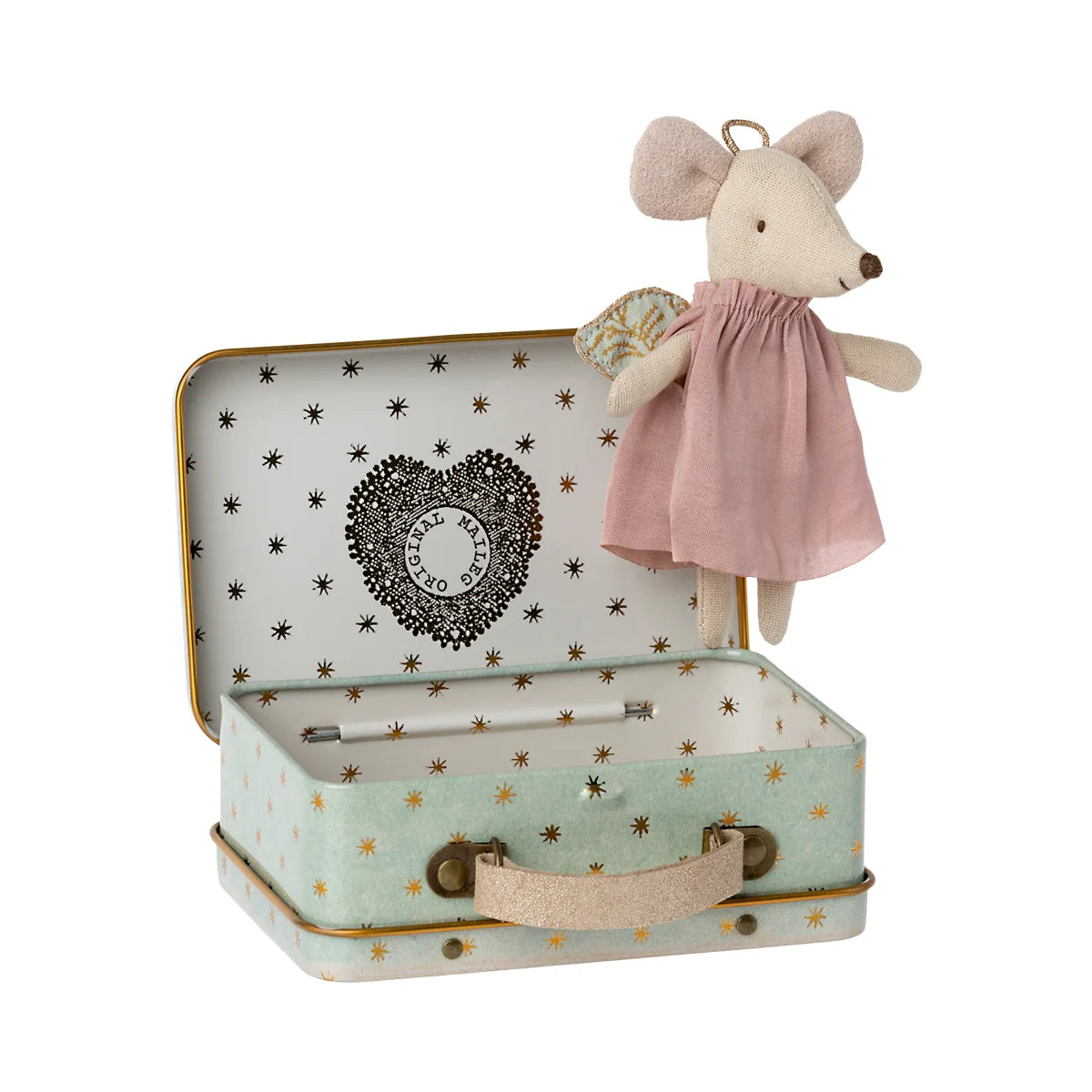 Dekorative Puppe mit gestricktem Hut und Pullover auf einem Schrank