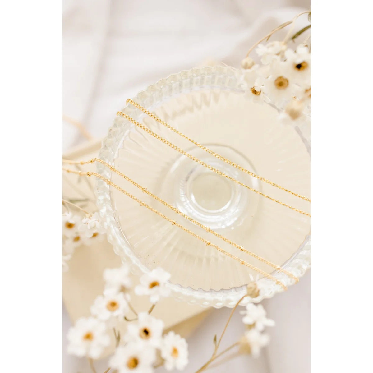 EQUILIBRE Schwangerschaftsbola mit Mondstein gold in Glas mit weißen Blumen