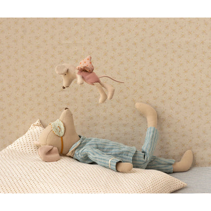Weiche beige Plüschmaus Feenmaus Klein in rosa Polka-Dot-Kleid und -Hut, an Decke hängend