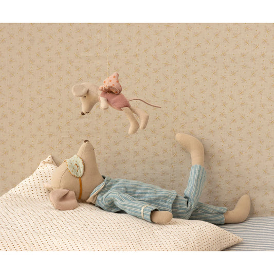 Weiche beige Plüschmaus Feenmaus Klein in rosa Polka-Dot-Kleid und -Hut, an Decke hängend