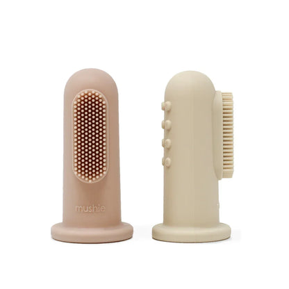 Zwei Silikonfingerzahnbürsten für Babys in Blush und Shifting Sand Farben