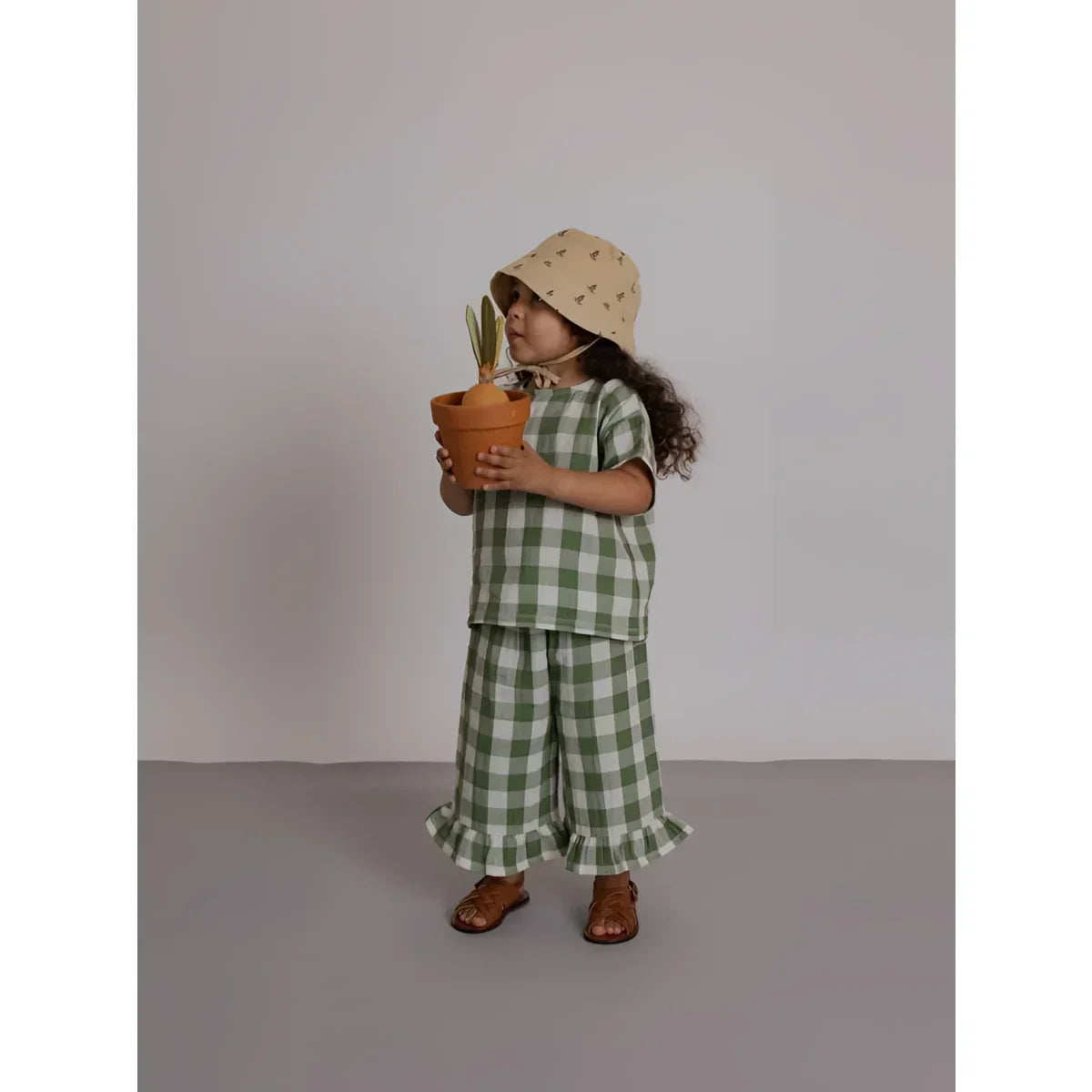 Kind auf Rückseite: Frill Culottes Dill Gingham in Grün-Weiß-Karo mit Rüschenhose