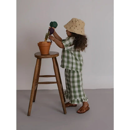 Kind auf Frill Culottes Dill Gingham in grün-weiß karierten Pyjamas mit Rüschensaum