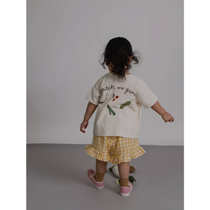 Kind mit Frill Shorts Honeycomb Gingham und Catch me grow Shirt
