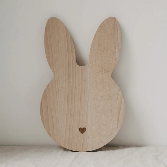 Helles Holzbrett im Hasenform mit Herz-Ausschnitt, Frühstücksbrett Hase