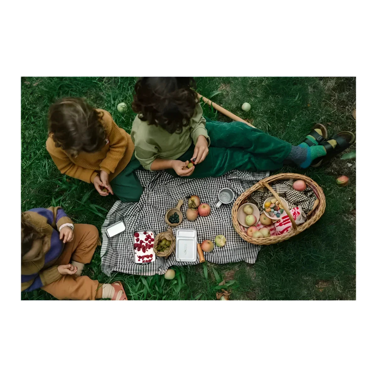 Woven korb aus gewebe mit verschiedenen roten und grünen äpfeln und gestreiftem tuch für obstkorb
