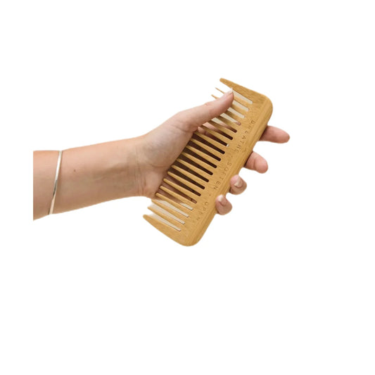 Holzbreitzahnkamm im Handhalt, Produktnamens Geburtskamm