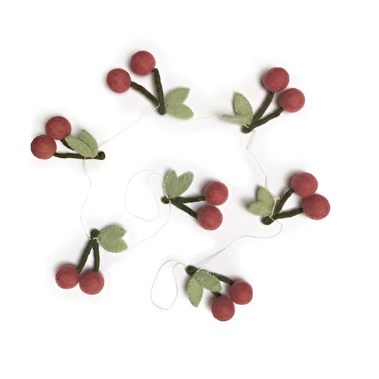 Rote Filz-Kirschen mit Grün an weisser Schnur: Girlande Cherry Coral