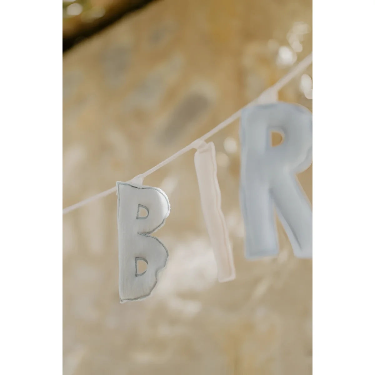Lichtblaue plüschbuchstabe b von girlande happy birthday für nachhaltige babykleidung schweiz geschenke für neugeborene