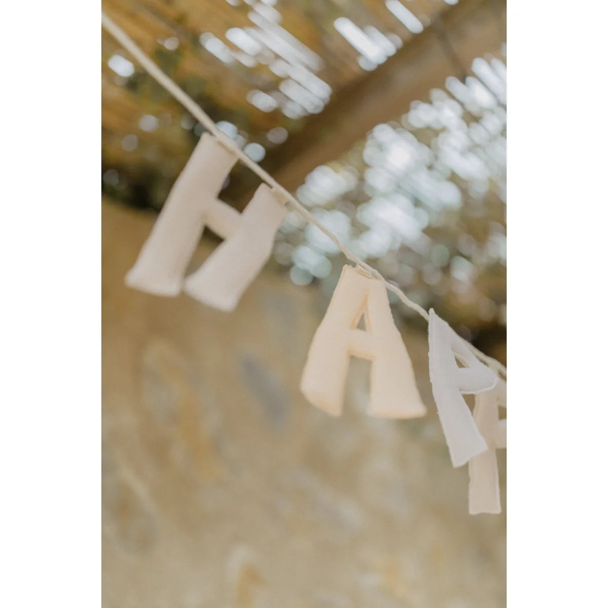 Off-white girlande happy birthday aus weichem stoff auf einer schnur ideal für nachhaltige babykleidung schweiz und geschenke