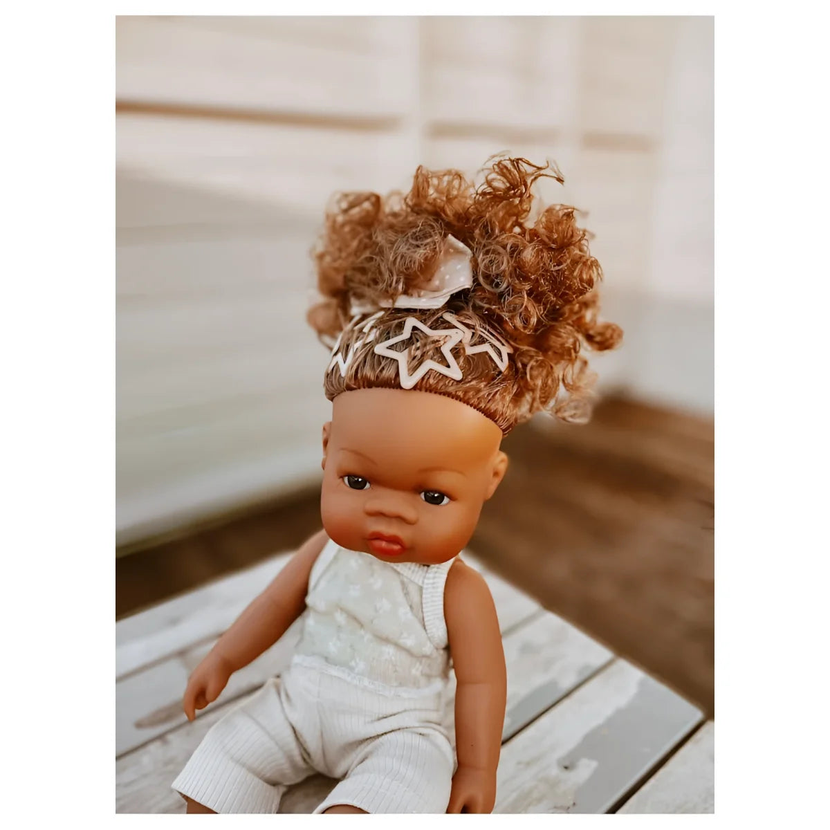 Miniland Puppe mit lockigem braunem Haar in weißem Outfit und Sternen-Headband für Glitter Starlight Hair Clips