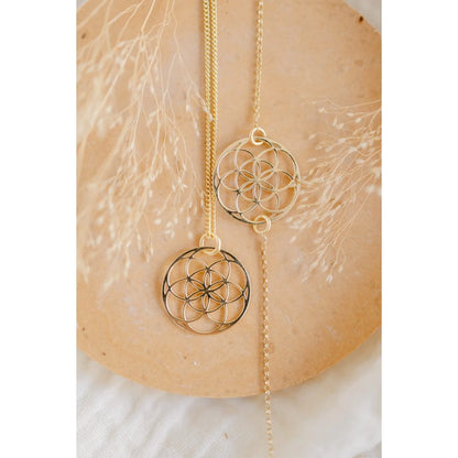 Zwei Gold-Anhänger SAMEN DES LEBENS mit geometrischem Design an Kette