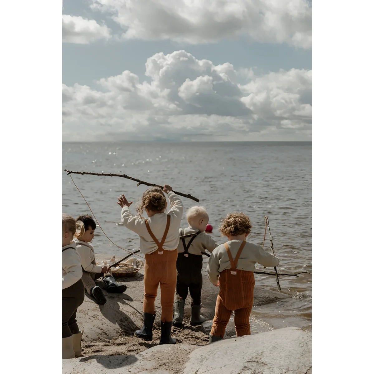 Gruppe von Kindern am Ufer eines Gewässers, präsentiert mit Granny Teddy Strumpfhosen