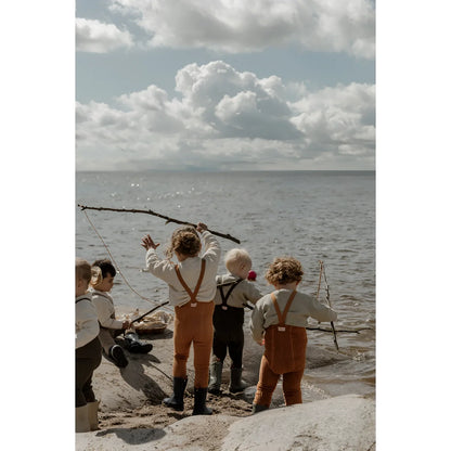 Gruppe von Kindern am Ufer eines Gewässers, präsentiert mit Granny Teddy Strumpfhosen