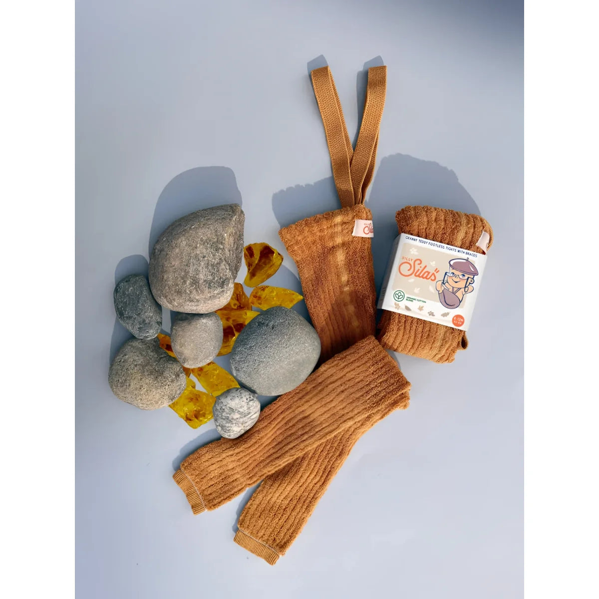 Orangene Strumpfware mit passendem Garn und glatten Steinen für Granny Teddy
