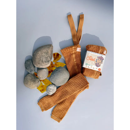 Orangene Strumpfware mit passendem Garn und glatten Steinen für Granny Teddy