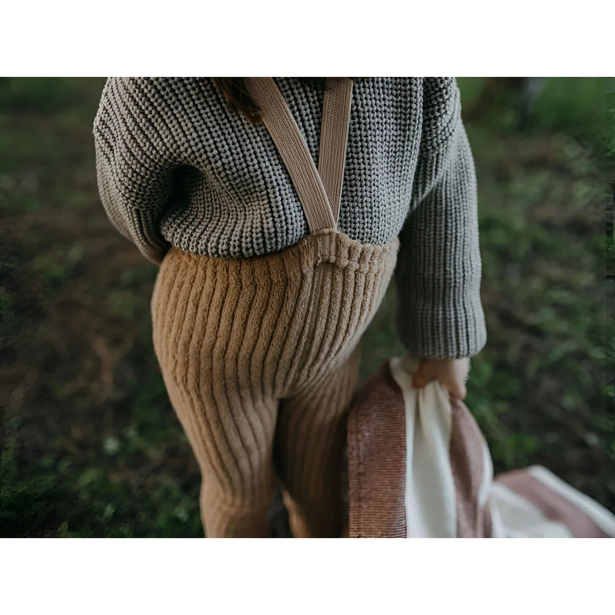 Hergestellte Strumpfhose in Hellbraun mit Trägern und gestricktem Design