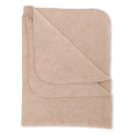 Beige Fleece-Decke mit umgeklapptem Eck in sand melange für gemütliche Abende