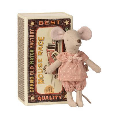 Grosse Schwester Maus in Streichholzschachtel mit rosa Polka-Dot-Kleid und Spitzenbogen