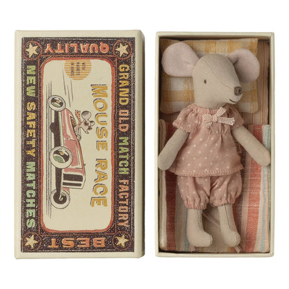 Grosse Schwester Maus in Streichholzschachtel mit kleinem Bruder Maus, rosa Polka-Dot-Kleid