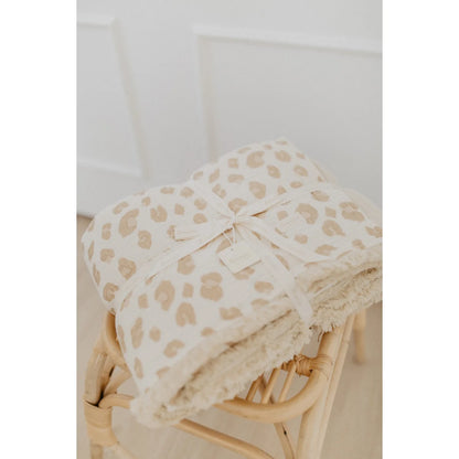 Gefaltete Tagesdecke mit Leoprint und cremefarbenem Band, passend zum Produkt Grosse Tagesdecke zum Wenden leoprint