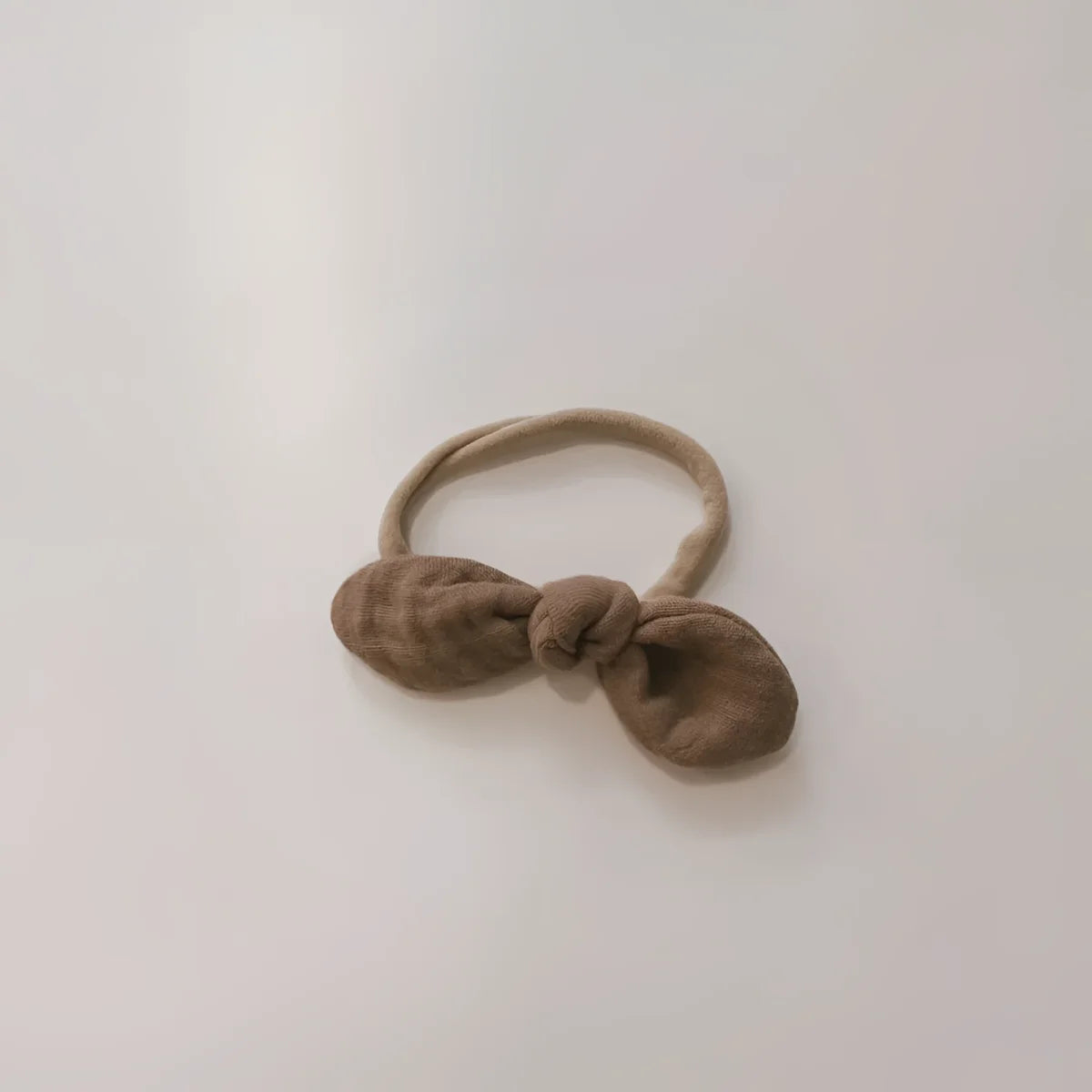 Beige Stoffhaargummi mit Schleife aus Musselin in verschiedenen Farben