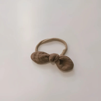 Beige Stoffhaargummi mit Schleife aus Musselin in verschiedenen Farben