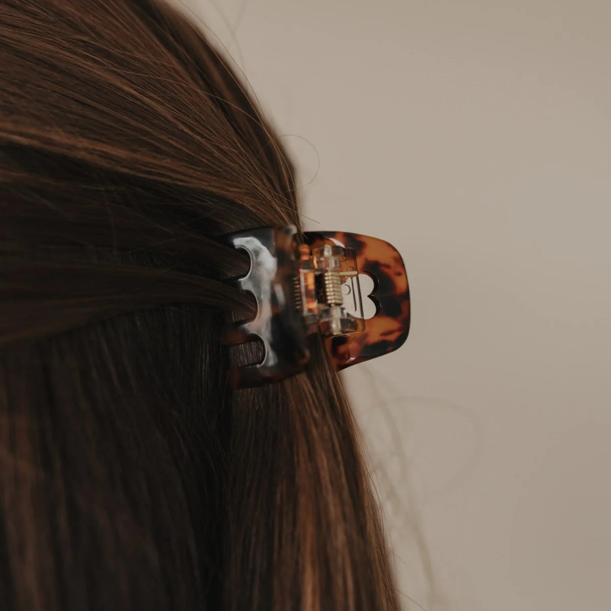 Kleine Haarspange Herz in Amber mit Tortoiseshell-Muster und Metallverschluss