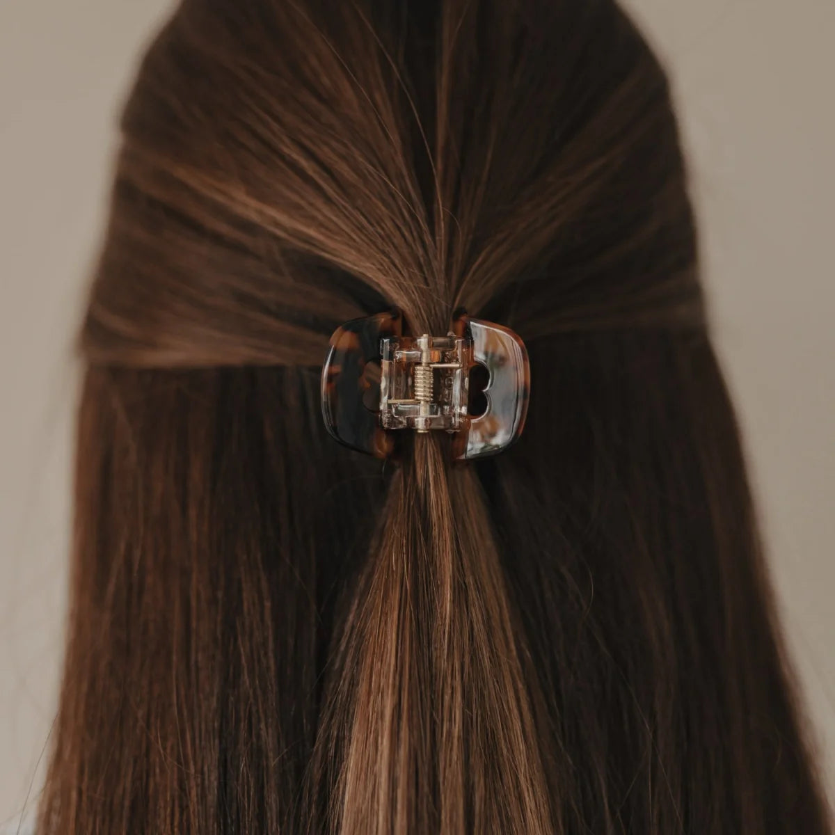 Kleine Haarspange Herz in Amber mit Schildpatt-Clip für dunkles Haar