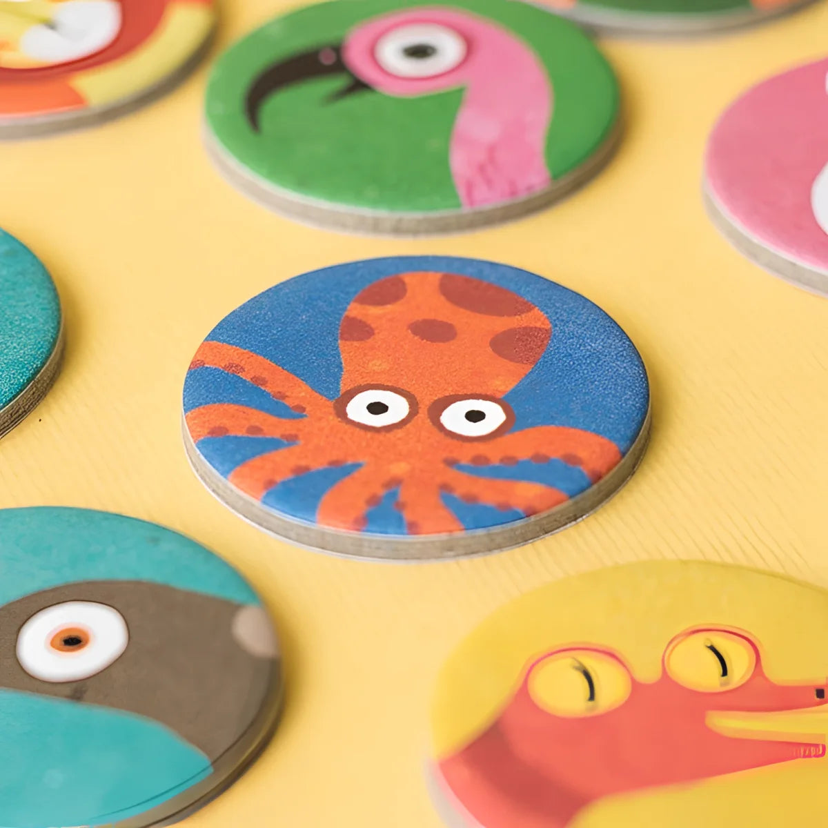 Runder orangefarbener Oktopus-Coaster mit braunen Flecken auf blauem Hintergrund aus Habitats Lotto