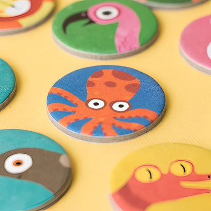 Runder orangefarbener Oktopus-Coaster mit braunen Flecken auf blauem Hintergrund aus Habitats Lotto