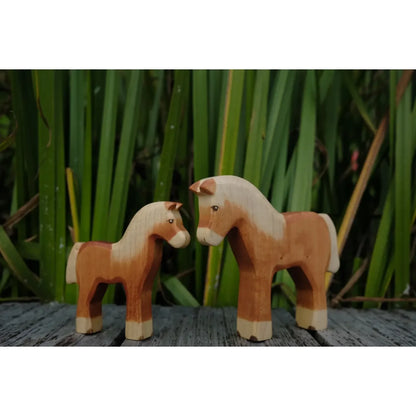 Zwei Holzspielzeugpferde mit hellen Mähnen und Schweifen für Haflinger Produkt