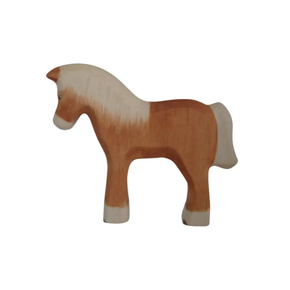 Holzspielzeugpferd Haflinger mit braunem Körper und weißem Mähne, Schweif und Hufen