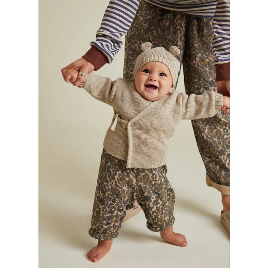 Beige gestricktes Baby-Strickset Hampton Wrap Cardigan Oat mit Bärenohren-Mütze