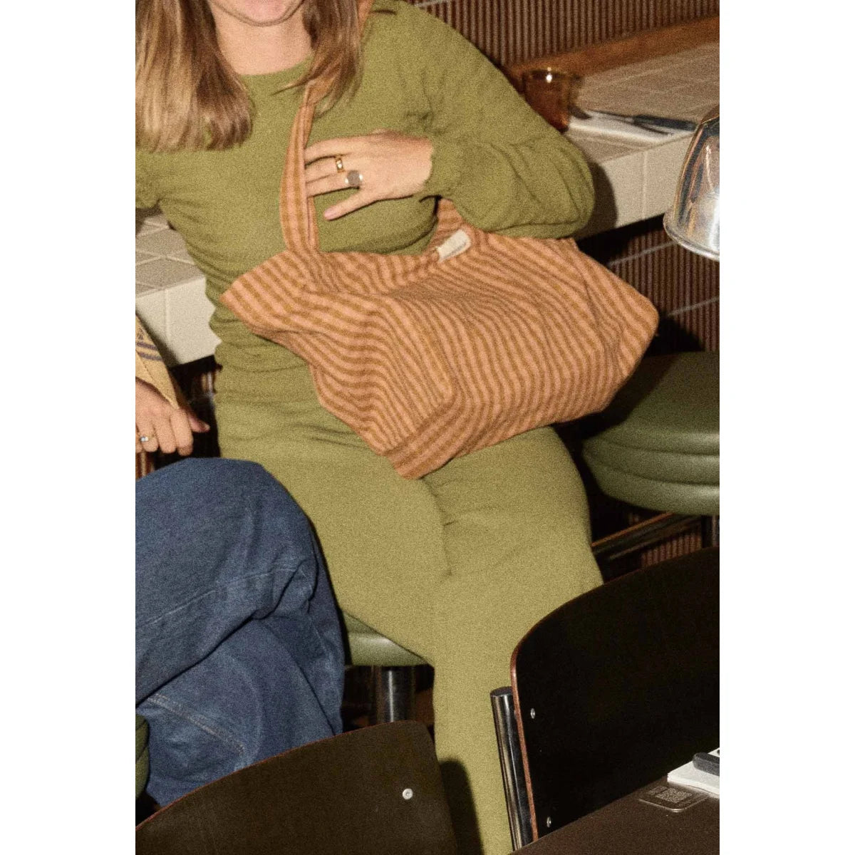 Handbag vichy glaise ein gewebter beach bag mit senkrechten orange und beige streifen aus weichem stoff ideal für ökologische