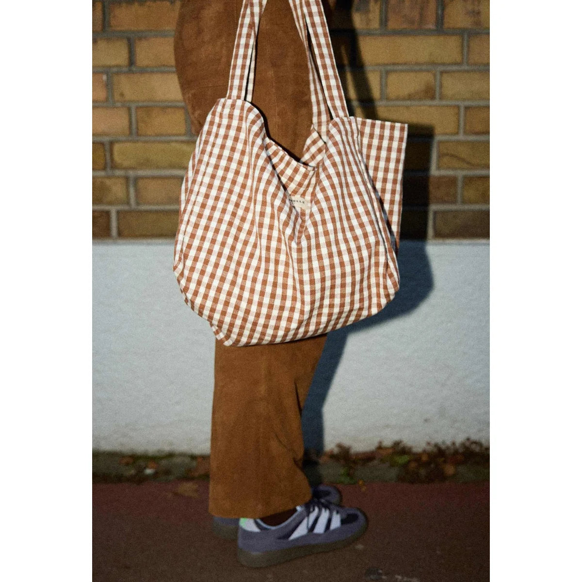 Ein braun-weiß kariertes vichy moka canvas handtasche mit robusten griffen ideal für ökologische baby- & kinderprodukte