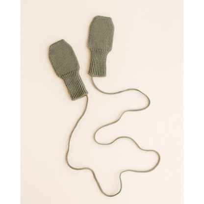 Olive grüne gestrickte Handschuhe mit Verbindungskordel im Produkt Artichoke
