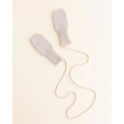 Hellgraue gestrickte Babyschuhe mit Schnur, perfekt für Babyschuhe | Cream