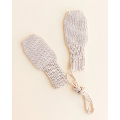 Hellgraue gestrickte Baby-Handschuhe mit Schnur, perfekt für den Alltag
