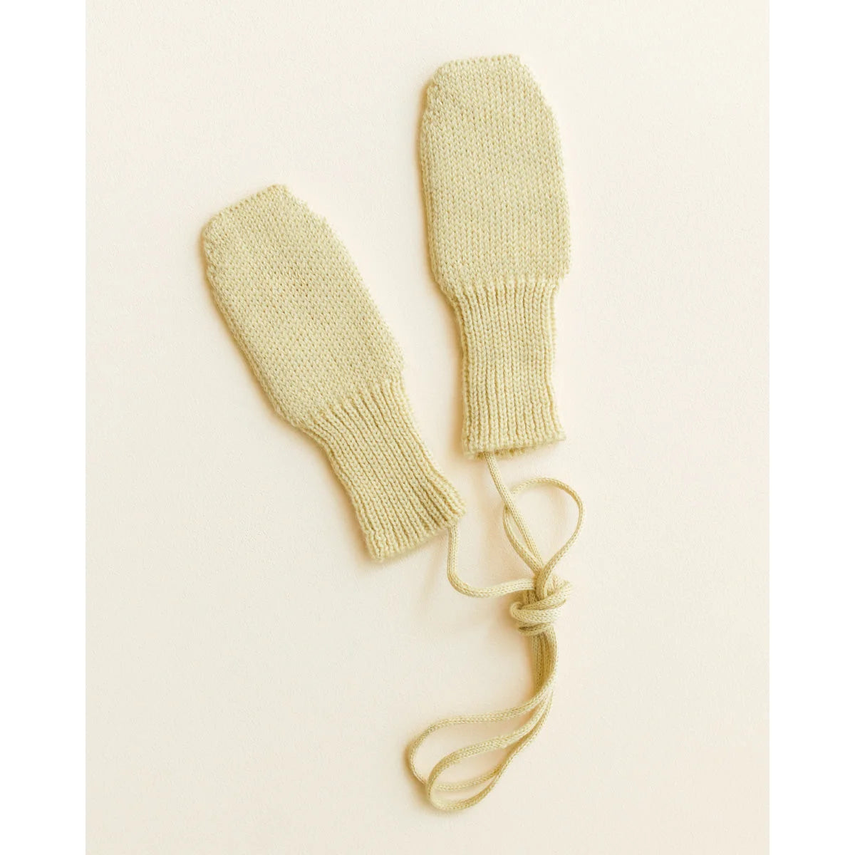 Cremeweiße Strickhandschuhe mit Bündchen und passender Kordel