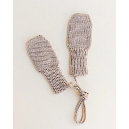 Beige gestrickte Handschuhe mit Schnur, ideal für den Winter in Sandfarbe