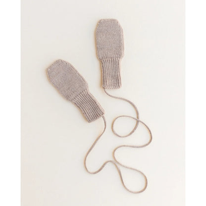 Paar von hellgrauen gestrickten Babyhandschuhen mit einer Schnur verbunden