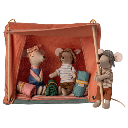 Korallenfarbenes Zelt mit Holzpfeilern und drei gepolsterten Maus-Puppen in Mini-Kleidung, Happy Camperzelt | Maus