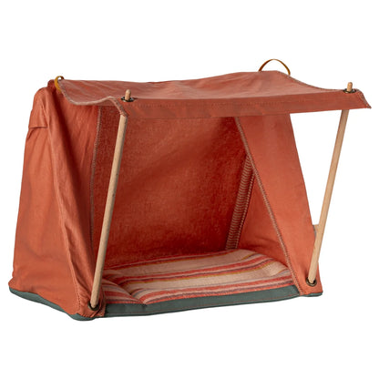Miniatur Orange Happy Camperzelt Maus mit Holzpfosten und gestreiftem Kissen
