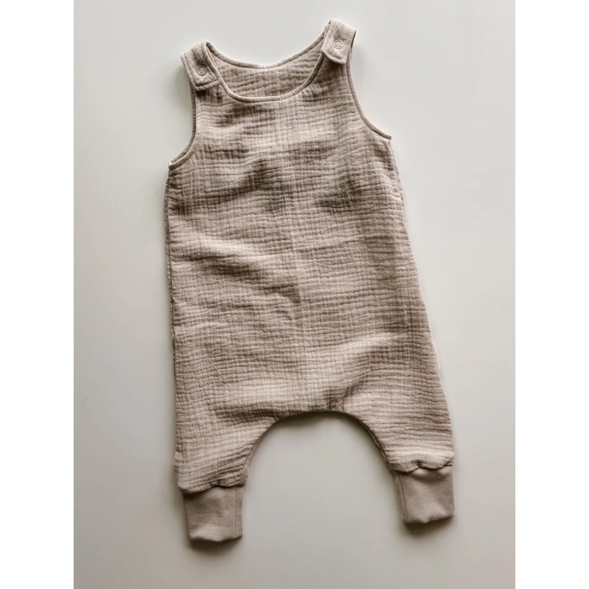 Beige Harem Romper für Babys mit strukturiertem Stoff und umgeschlagenen Beinen