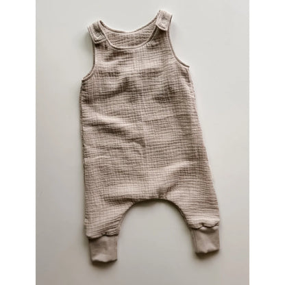 Beige Harem Romper für Babys mit strukturiertem Stoff und umgeschlagenen Beinen