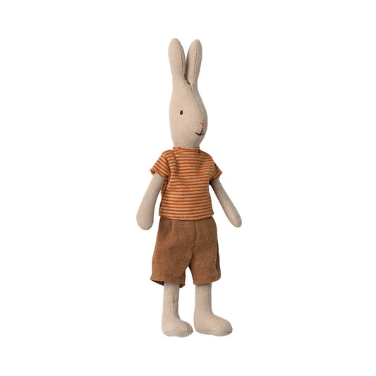 Klassischer Hase in orange gestreiftem Shirt und braunen Shorts