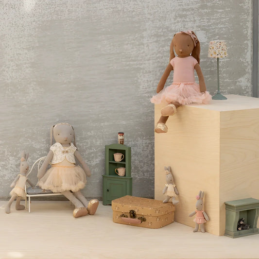 Weiche rosa Balletttänzerin-Puppe mit passendem Tutu und Stirnband aus Stoff, Hase Größe 3, Creme